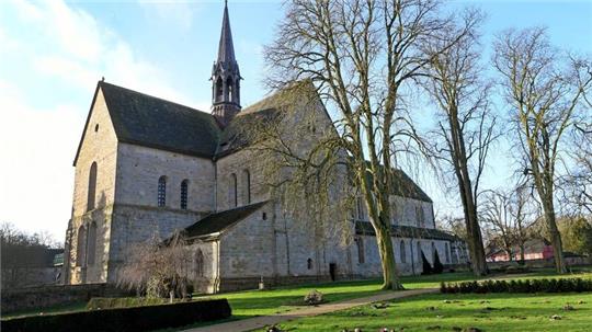 Die Klosterkirche des Klosters Loccum mit dem umliegenden Friedhof.