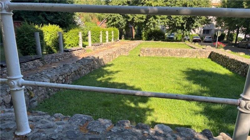 Teure Mieten, wenig Schatten: Experten wollen Altkloster attraktiver machen Die Klosterruine von Altkloster: Stadtplaner haben die Idee, den öffentlichen Platz aufzuwerten. Eine Idee ist, von dort einen Zugang an den Mühlenteich zu schaffen.