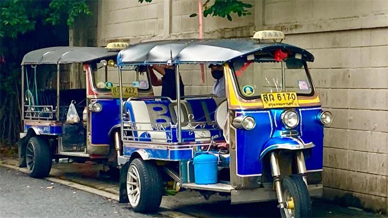 Knatternde Legende: Bangkoks Tuk-Tuks vor dem Aus? Die Knatterkisten stehen in Bangkok allerorts am Straßenrand.