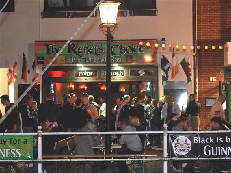 (Fast)-Lautlos-Konzert bereichert Pistennacht in Buxtehude Die Kneipen und Restaurants waren zeitweise überfüllt, auch auf der Straße wurde gefeiert .