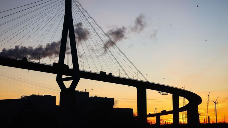 Habben Jansen: Rasche Entscheidung über Köhlbrandbrücke Die Köhlbrandbrücke im Abendlicht.