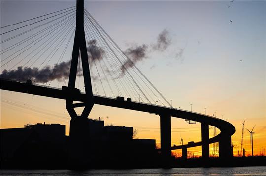 Die Köhlbrandbrücke im Abendlicht. Die Tage der 1974 eröffneten Köhlbrandbrücke in Hamburg sind gezählt. Foto: Christian Charisius/dpa