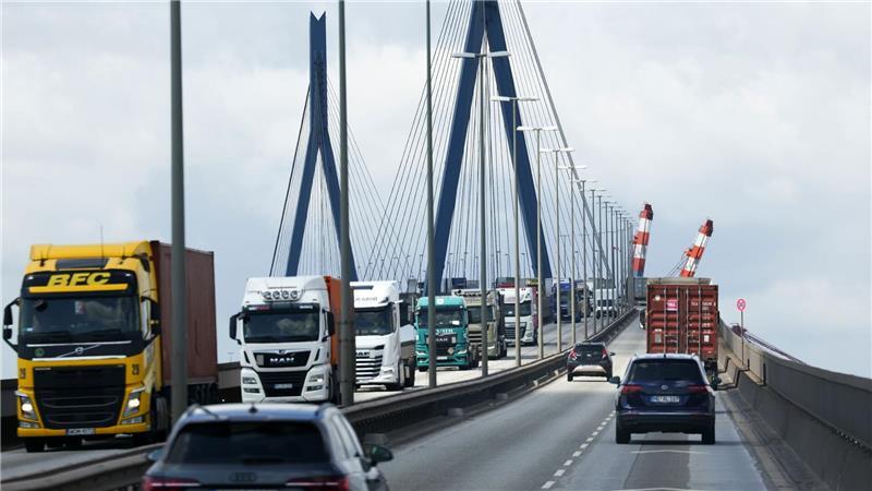 Die Köhlbrandbrücke ist ab Freitagnacht bis Montagfrüh gesperrt. (Archivbild)