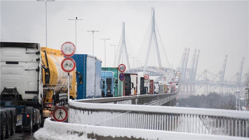 Die Köhlbrandbrücke ist wegen starken Schneefalls zunächst gesperrt. (Archivbild)
