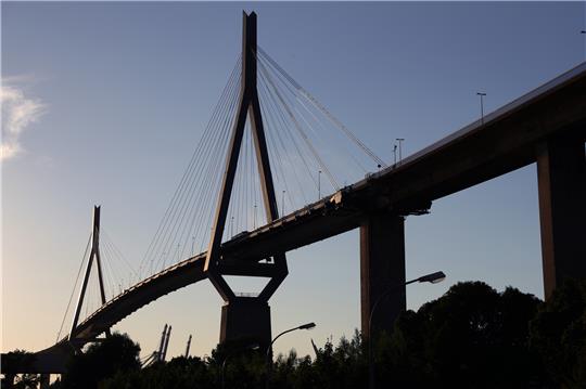 Die Köhlbrandbrücke über dem Rugenberger Hafen. Foto: Christian Charisius/dpa