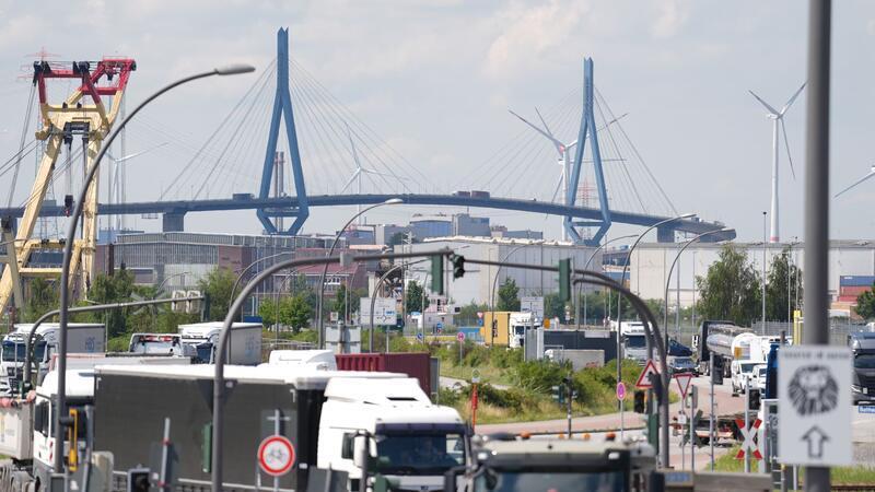 Die Köhlbrandbrücke wird am Wochenende für den Verkehr gesperrt. (Archivbild)