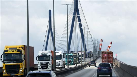 Die Köhlbrandbrücke wird von Freitagabend bis Montagmorgen für Schweißarbeiten gesperrt. (Archivbild)