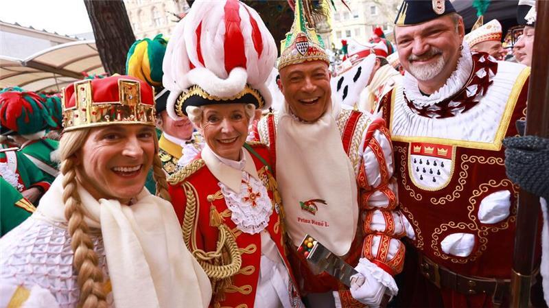 Straßenkarneval beginnt unter starkem Polizeischutz Die Kölner Oberbürgermeisterin Henriette Reker und das Dreigestirn lassen sich durch Anschlagsdrohungen nicht vom Feiern abschrecken.