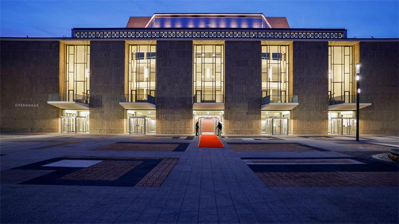 Die Kölner Oper und das Schauspielhaus sind am Donnerstagabend nach 14 Jahren Sanierung wiedereröffnet worden. 