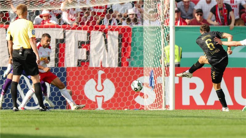 Zwei Last-Minute-Tore: Köln verhindert Pokal-Pleite Die Kölner konnten in Regensburg erst spät jubeln.