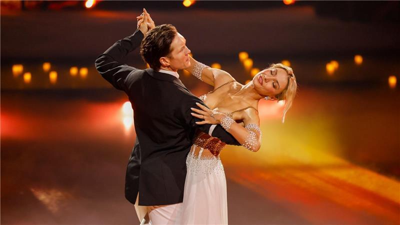 Die Königin der Standard-Tänze: Sängerin Anna-Carina Woitschack und Profitänzer Evgeny Vinokurov sahnten im Halbfinale viel Jurypunkte ab. 