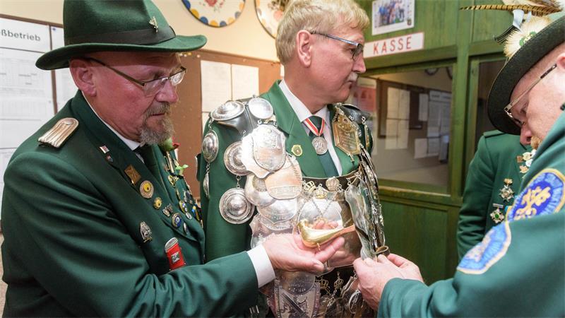Zapfenstreich in Buxtehude: Das steckt hinter der Schützenfest-Tradition Die Königskette zieren 210 Silberscheiben und ein vergoldeter Vogel, dessen Herkunft ungewiss ist.