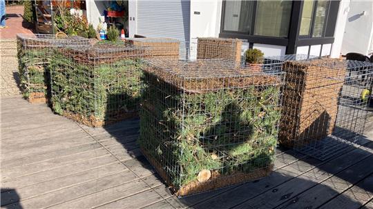 Die Körbe mit Naturmateriealien werden unter den Stegen angebracht.