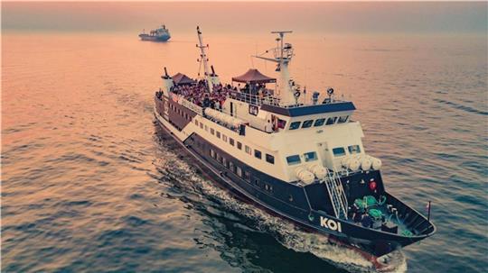 Die „Koi“ ist Europas größtes Club-Schiff. Am ersten Maiwochenende sticht sie von Brake aus zu zwei Mega-Events in See. 