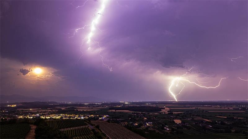 Die Kombination aus Hitze und Feuchtigkeit begünstigt Gewitter. (Archivbild)