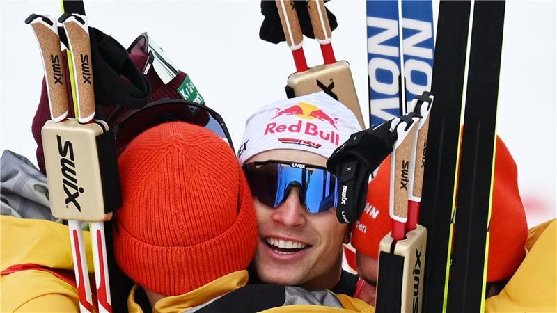 „Du bist der Chef“: Geiger führt Kombinierer zu Gold Die Kombinierer sind glücklich mit Gold.