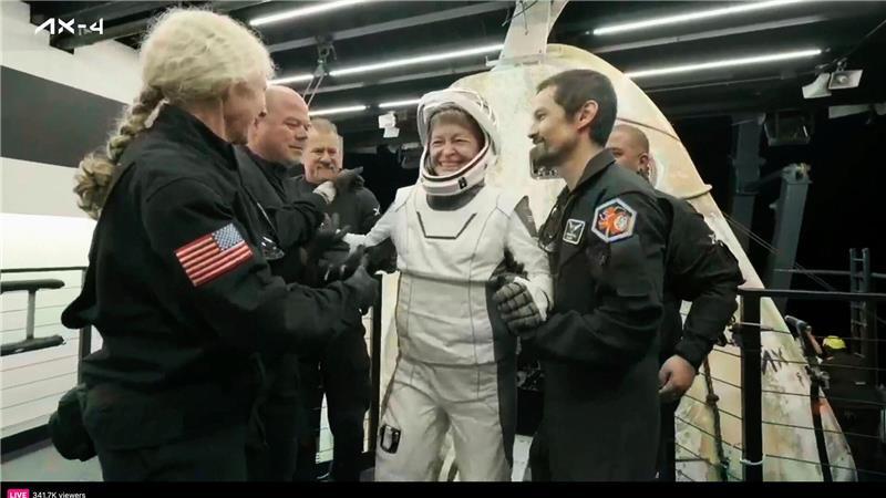 Private Astronautenmission zurück auf der Erde Die Kommandantin der Axiom-Crew, Peggy Whitson, beim Verlassen der SpaceX-Kapsel auf einem Bergungsschiff.