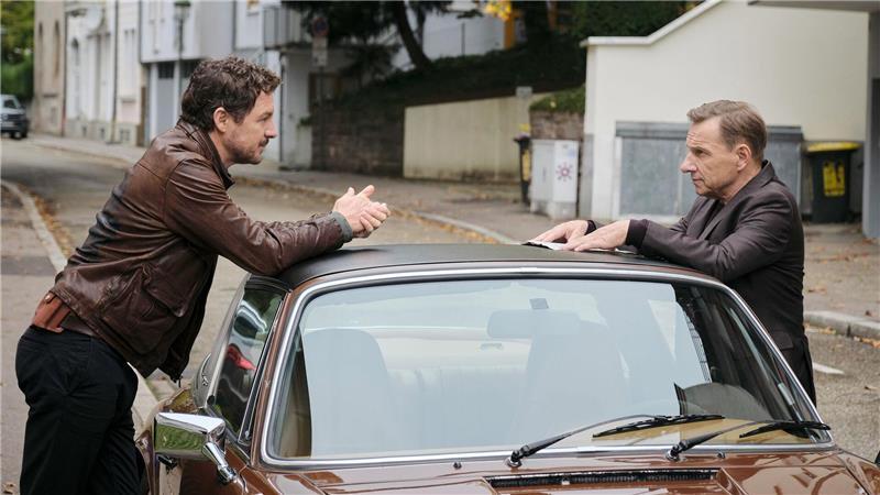 Die Kommissare Thorsten Lannert (Richy Müller; rechts) und Sebastian Bootz (Felix Klare) treffen in diesem Fall auf zwei Welten, die aufeinanderprallen. 