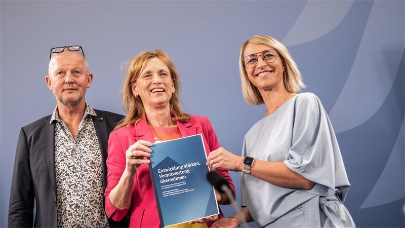 Social Media: Prien für 13 als gesetzliche Altersgrenze Die Kommission legt viel Wert auf die Verantwortung von Erwachsenen - und vor allem den sozialen Netzwerken selbst.