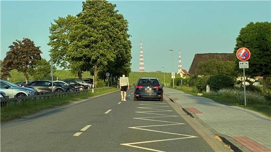Die Kommune will Falschparker auf der K34 am Bassenflether Strand abschleppen lassen.