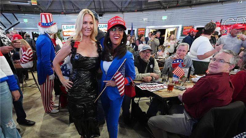 Der Maga-Look der Trump-Frauen: Wenn Stil politisch wird Die Kongressabgeordnete Boebert (rechts) ist für ihr aggressives Auftreten bekannt. (Archivbild)
