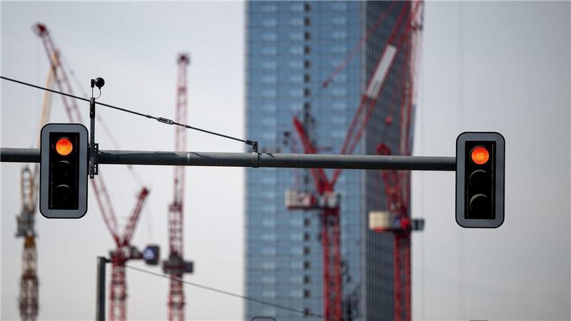 Wirtschaftsweise senken Prognose - Last für neue Koalition Die Konjunktur springt nicht auf Grün.