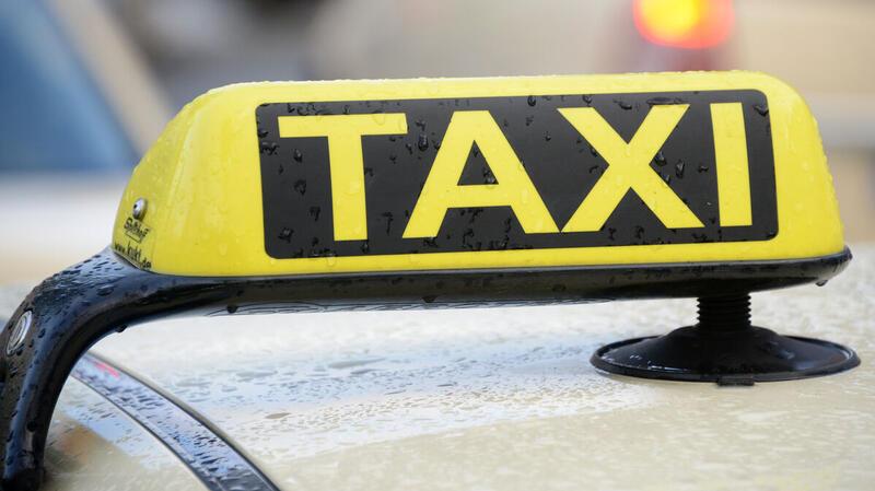Wildwest-Szenen an Taxi-Ständen: „Geht hier um Straftaten“ Die Konkurrenz um Fahrgäste ist groß in der Beförderungsbranche (Symbolbild).