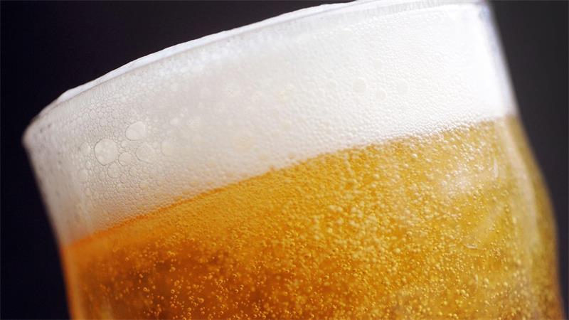 Die Konsumenten greifen seltener zum Bier. (Symbolbild)
