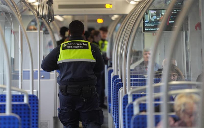 In S3: 35-Jähriger lässt Hose runter – und greift zum Gummihandschuh Die Kontrolleure wurden von dem polizeibekannten Mann massiv beleidigt.