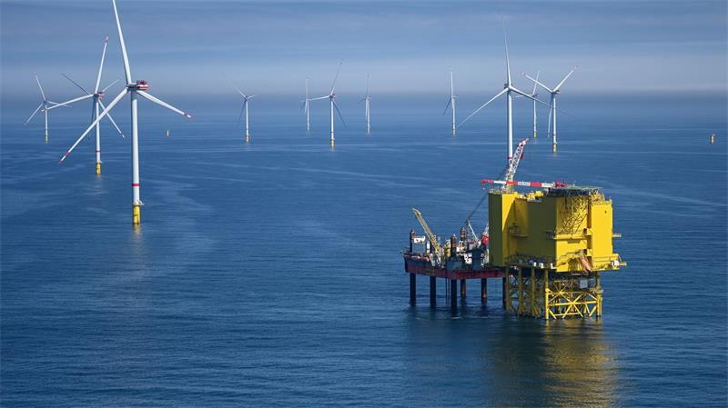 XXL-Windpark im Meer: Was das für die Energiewende bedeutet Die Konverterplattform ist das Herzstück der 900-Megawatt-Netzanbindung BorWin5, die den erzeugten Wechselstrom des Windparks in Gleichstrom umwandelt.