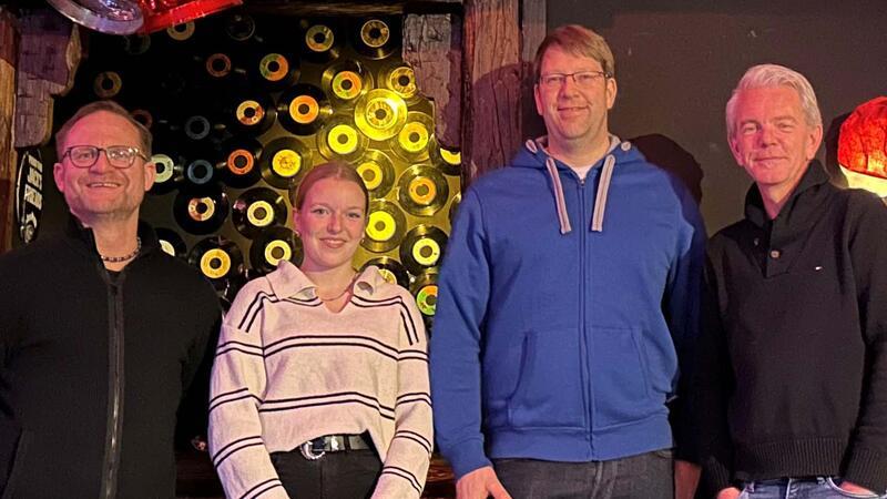 Christmas-Edition: Feiern und tanzen bei der Teenie-Party im Studio 21 Die Kooperationspartner (von links): Hendrik Teetz (Studio 21), Lisa Enkhardt und Gabriel Braun (Stadtjugendpflege) und Stefan Schilling (BuxKultur).