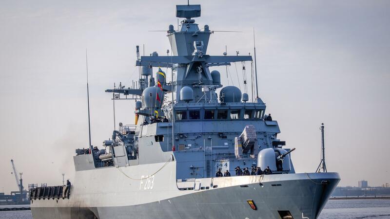 Die Korvette „Oldenburg“ läuft nach einem Auslandseinsatz im Marinestützpunkt Warnemünde ein.