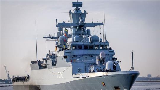 Die Korvette „Oldenburg“ läuft nach einem Auslandseinsatz im Marinestützpunkt Warnemünde ein.