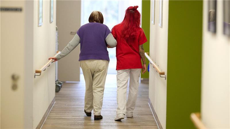 CSU in Bayern gegen höhere Beiträge für Pflegeversicherung Die Kosten für die Altenpflege werden weiter steigen.