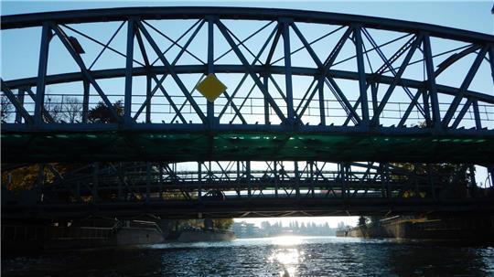 Die Kosten für die Sanierung der Hubbrücke sind deutlich gestiegen. (Archivbild)