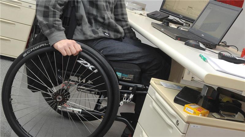 Die Kosten für einen behindertengerechten Arbeitsplatz trägt primär der Arbeitgeber.