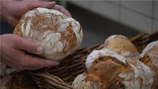 Die Kostensteigerungen für Energie, Treibstoffe und Mehl bringen das Bäckerei-Handwerk zunehmend in Schwierigkeiten. Foto: dpa