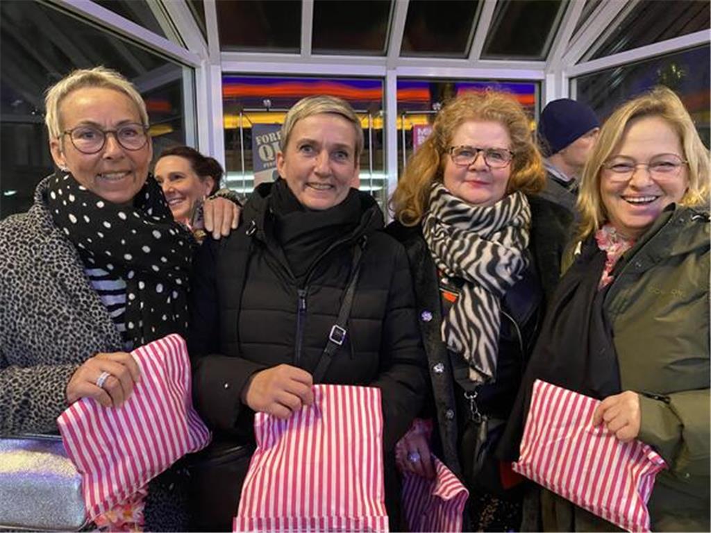 "Die Kostüme sind der Hammer", sagt die Buxtehuderin Marion Moormann, die sich m...