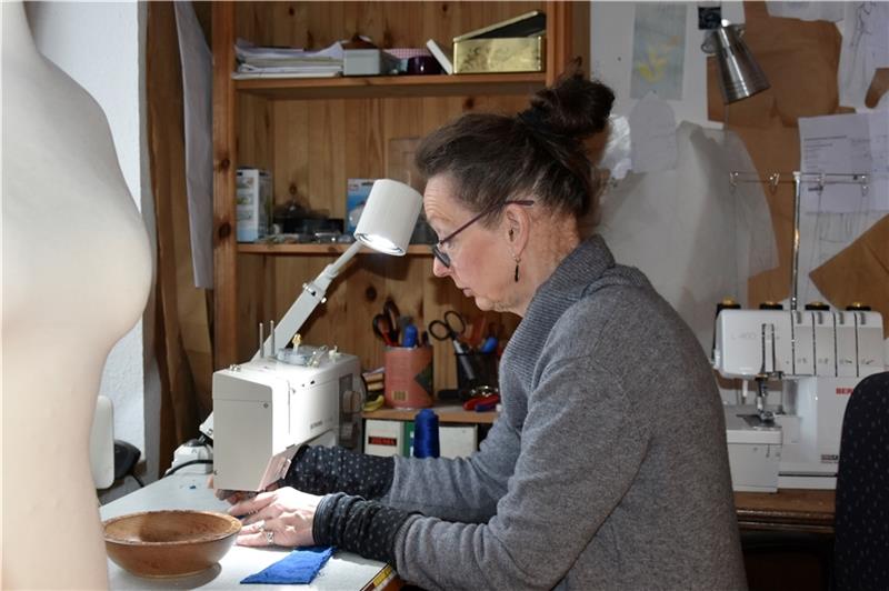 Designerin im Alten Land: Wie aus eigenen Entwürfen maßgeschneiderte Mode wird Die Kostümschneiderin und Mode-Designerin Elke Penther setzt an der Nähmaschine ihre Ideen in die Tat um. Fotos: Felsch