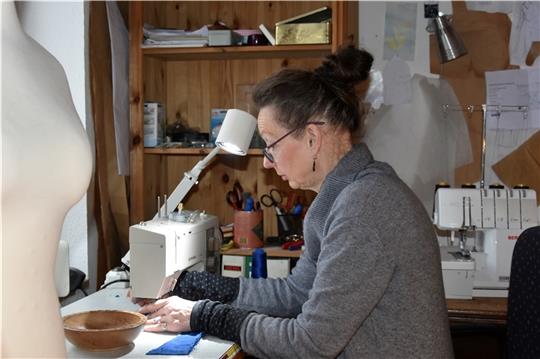 Die Kostümschneiderin und Mode-Designerin Elke Penther setzt an der Nähmaschine ihre Ideen in die Tat um. Fotos: Felsch