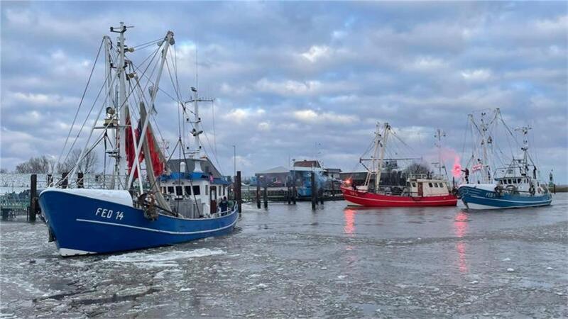 Mit Seenot-Fackeln: Nordseefischer unterstützen Bauernproteste Die Krabbenfischer fuhren mit roten Seenot-Fackeln und tönenden Signalhörnern in den Fedderwardersieler Hafen ein.