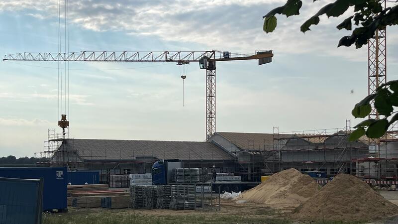 Die Kräne drehen sich über der Baustelle der neuen Grundschule in Bliedersdorf.