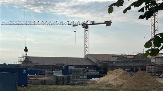 Die Kräne drehen sich über der Baustelle der neuen Grundschule in Bliedersdorf.