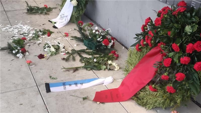 Die Kränze waren zum Gedenken an die Opfer des Holocaust niedergelegt worden.