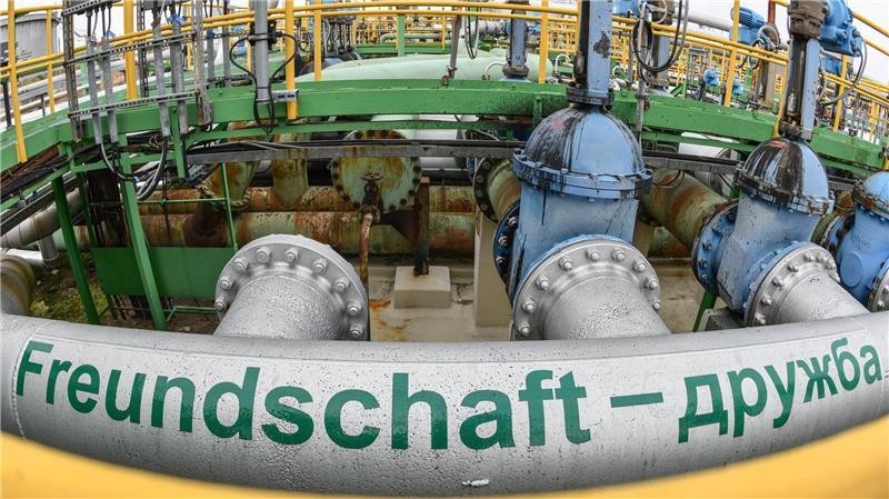 Ukraine beschießt russische Pipeline - wo kommt noch Öl an? Die Kraftstoffversorgung in Deutschland ist nicht gefährdet, sagt die Bundesregierung. (Archivbild)