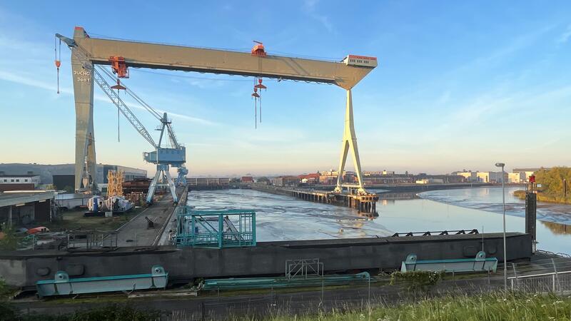 Die Krane der Sietas-Werft prägen das Ortsbild von Neuenfelde.
