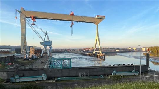 Die Krane der Sietas-Werft prägen das Ortsbild von Neuenfelde.