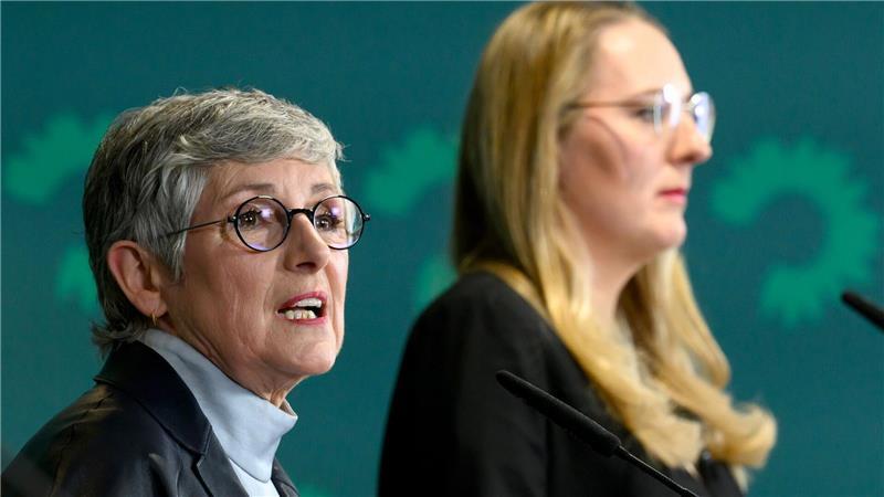 Die Krankenkassenbeiträge könnten sinken, rechnen die Fraktionsvorsitzenden der Grünen, Britta Haßelmann und Katharina Dröge, vor. 
