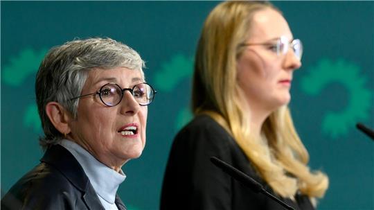 Die Krankenkassenbeiträge könnten sinken, rechnen die Fraktionsvorsitzenden der Grünen, Britta Haßelmann und Katharina Dröge, vor. 