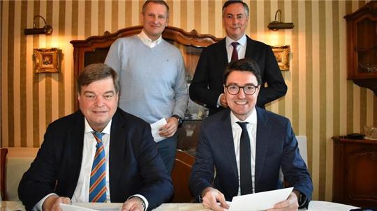 Die Kreis-CDU in Cuxhaven ist für den Wahlkampf gerüstet: Am Tisch Enak Ferlemann (links), Noch-Bundestagsabgeordneter, und Christoph Frauenpreiß, der für die Partei seine Nachfolge antreten soll. Unterstützung kommt vom Landespolitiker Claus Seebeck (hinten links) und Europapolitiker David McAllister.